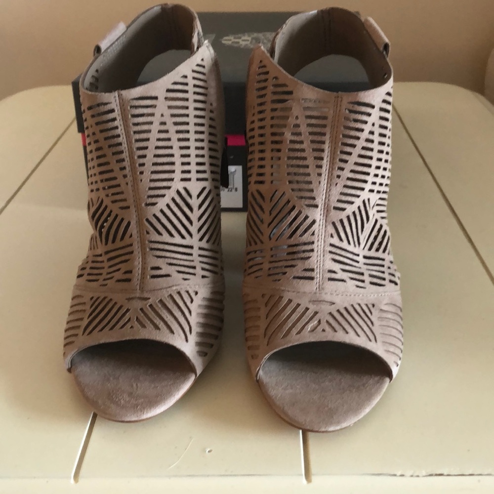 Shoes - Picture 3 of 4